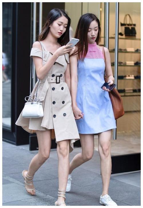 街拍：图1清纯姐妹花，小清新的穿搭，真是精致又迷人啊！