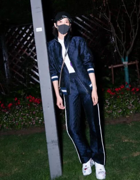 宋茜为了美也是拼了，脚直接与地面成90度，腿长的要逆天了