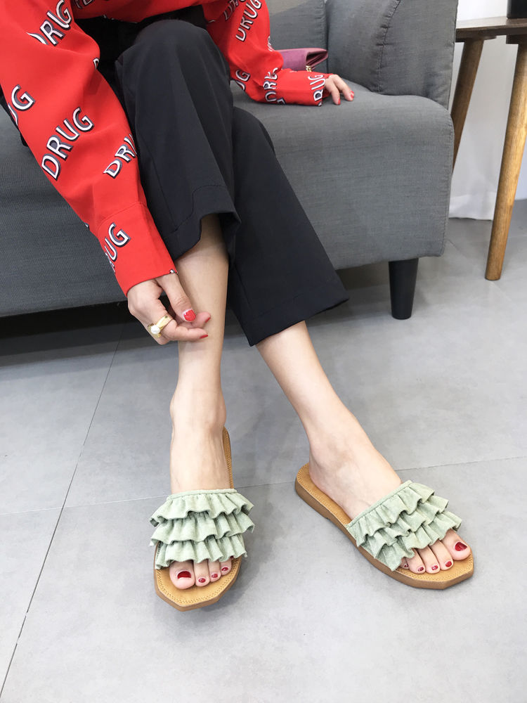 去海边玩的时候，看到好多小姐姐穿这样凉拖，让人忍不住多看两眼