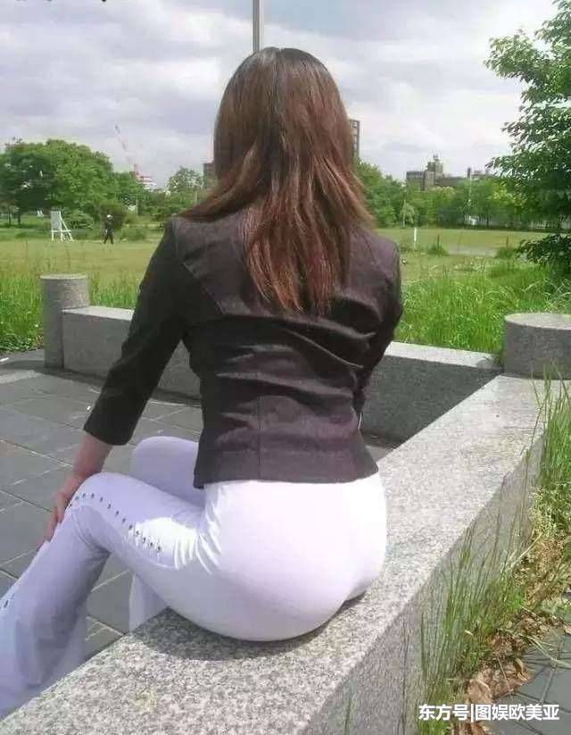 白色修身裤穿在身上，是那么令人意乱神迷