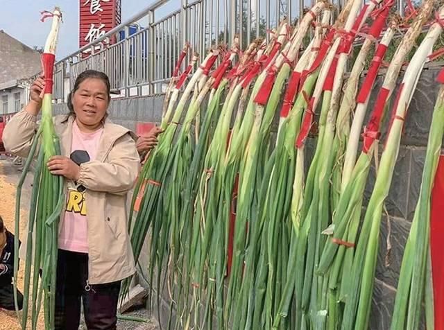  「半月」半月前还在为销路发愁，如今却遭疯抢，从滞销到畅销，