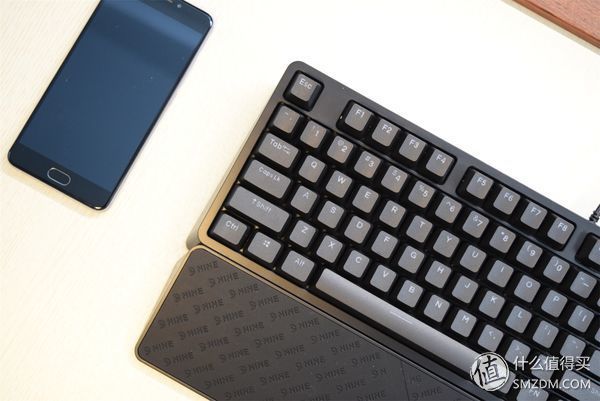 谁说机械键盘就一定吵闹?富勒G900S RGB静音红轴了解一下