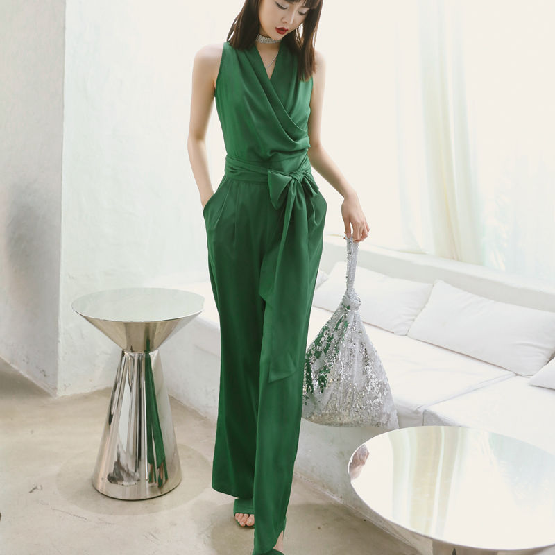 如今年轻女人别穿套装!只穿一套“连体裤”，活力美翻天了