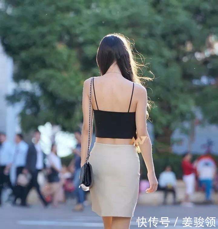 街拍，长直发女神穿吊带配包臀裙，好身材显露无疑，性感有魅力