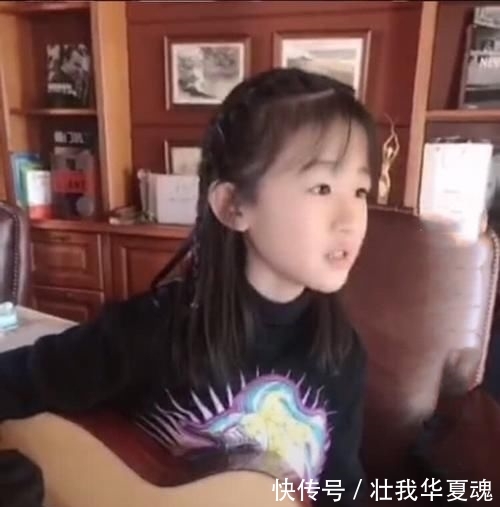  『蓝色』陆毅晒大女儿近照，11岁贝儿抱吉他自弹自唱，身高已到爸爸肩膀