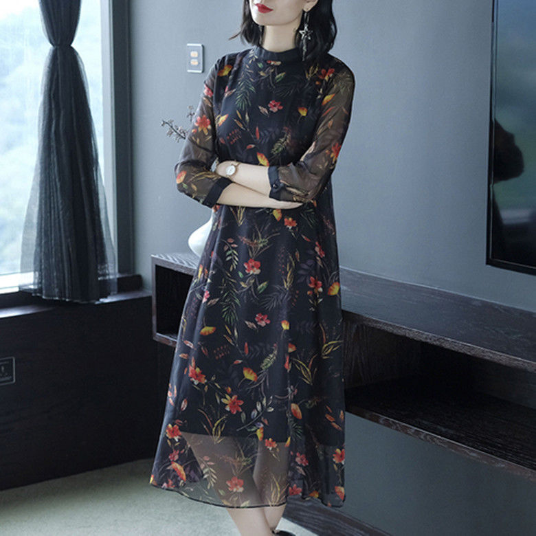 五十岁女人，建议你穿高贵点!学下面女人穿这裙，焕发高级女人味