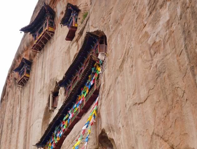 甘肃“神秘”寺庙，修建在悬崖峭壁之上，比悬空寺还要惊险