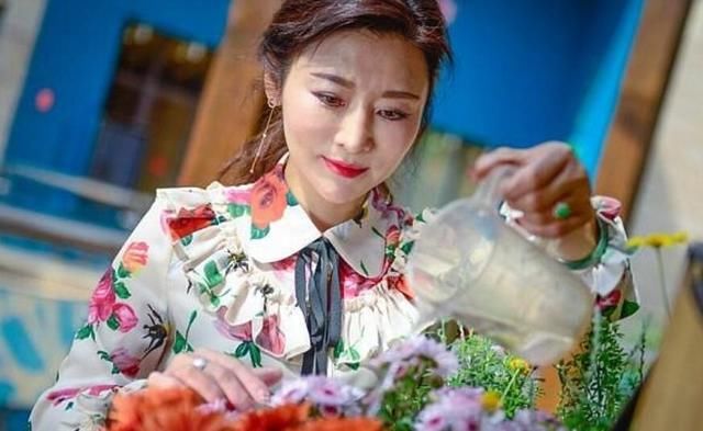 英国网友热议：猜猜这个中国女人多少岁？魅力母亲！