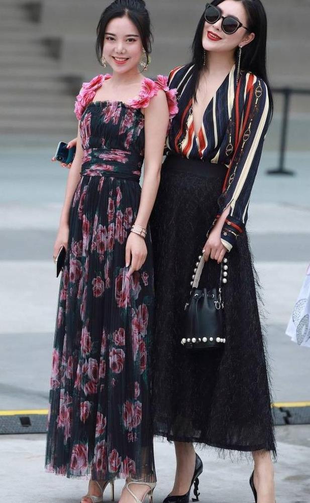 街拍：白皙如玉的小姐姐，贵妇气质彰显小女人魅力!