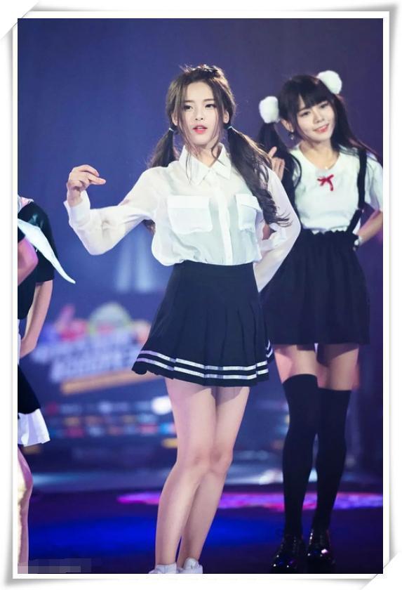 杨超越衬衫短裤现机场, 姿态趾高气昂, 网友: 怎么老有一股乡土味