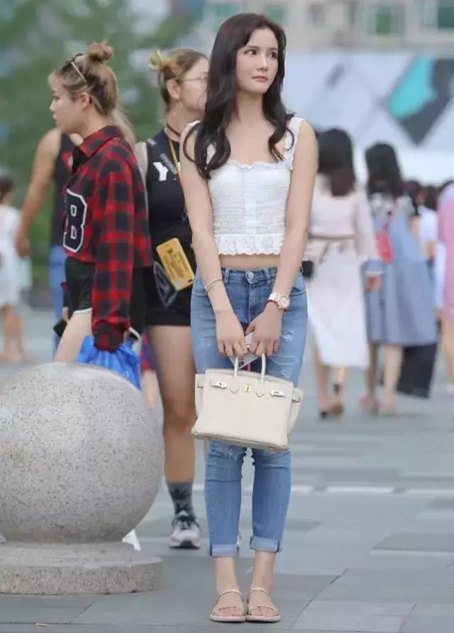 设计|小姐姐,吊带衫肩带是方形设计,领口处还有花边,非常清新