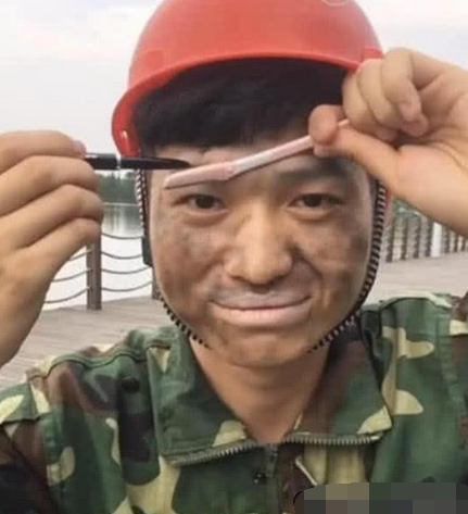 抖音短视频小伙和网恋女友见面之小姐姐只弯了一下腰介绍