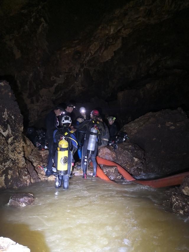 中国洞穴救援专家为营救泰国少年足球队员做准