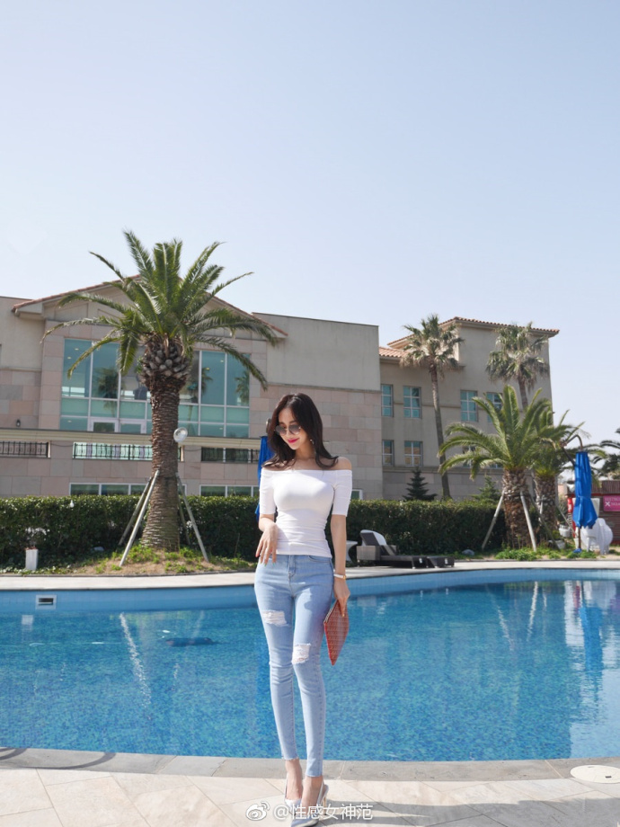 街拍: 小姐姐身穿紧身款背心, 小热裤凸显身材也真是够好