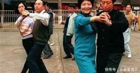  「图为北京」1996年中国老照片： 图4现在已经绝迹、图8是当时的有钱人