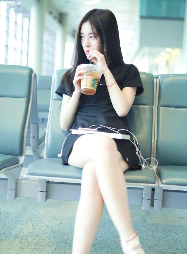 “袜子鞋”刚走，鞠婧祎就穿起了“袜套鞋”,少女感全靠它了！