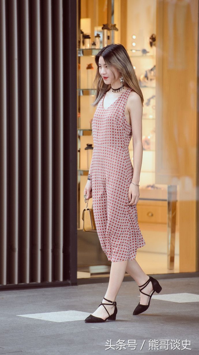 成都街拍,粉色圆点连衣裙搭配一字高跟鞋,女人味十足!