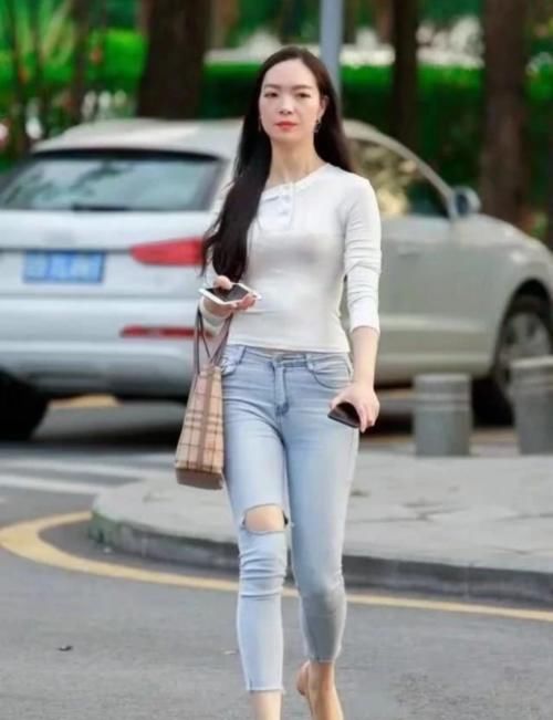  「最傲」“掏个洞”的紧身牛仔裤，最傲娇的紧身衣女神，网友：太突出！
