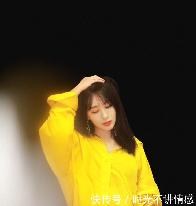 《跨界歌王》李菲儿一件黄色衬衫，不系扣子，这身材和柳岩有一拼