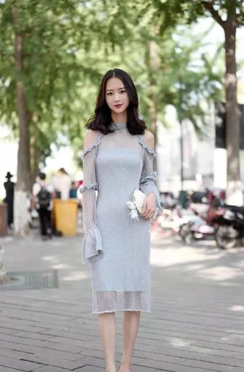  『设计』一双白色的尖头高跟鞋，带着迷人的魅力