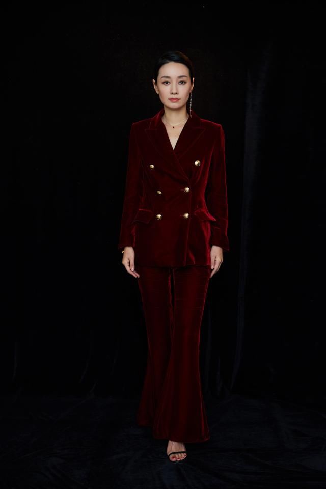 短发多年的马伊琍突然扎起马尾，一身红气场炸裂，竟美到不敢认