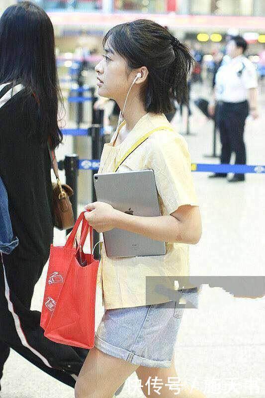 沈月鞠婧祎同穿小黄衣, 我终于明白国民少女和四千年美女的区别了