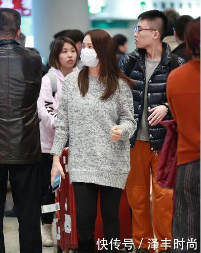 乍一看，还以为是李湘，穿衣却让人眼前一亮，直接挑战小21岁李沁