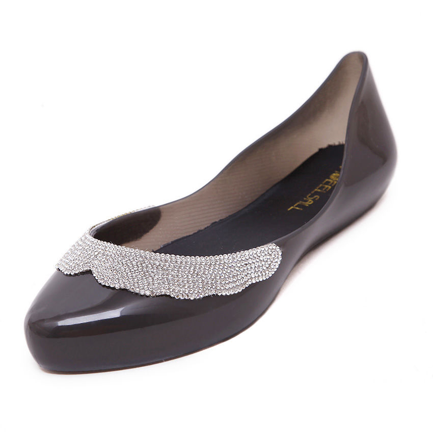 还穿什么高跟鞋!当夏主流“软飘鞋”，舒适透气不累脚，嫩且年轻