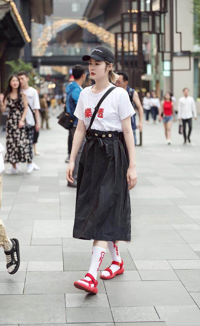 路人街拍，小姐姐气质优雅，白皙的皮肤很是动人