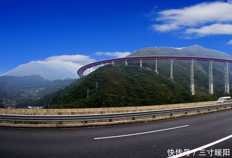  高速■高速公路统一限速，对此车主十分高兴，根本不用担心被扣