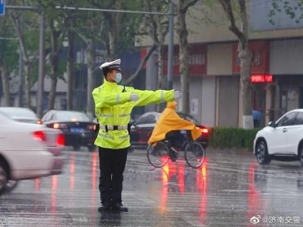  「坚守岗位」保畅通促安全！山东交警雨中执勤尽职责，坚守岗位保平安！