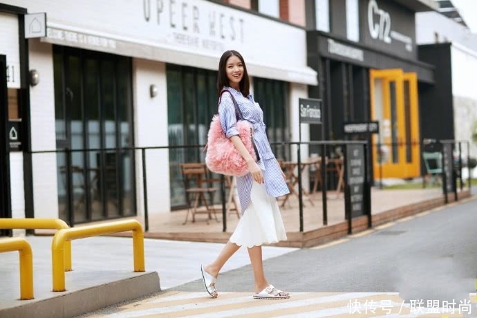 张梓琳这腰真粗！身穿蕾丝开叉裙现“水桶腰”网友：腿长又怎样？