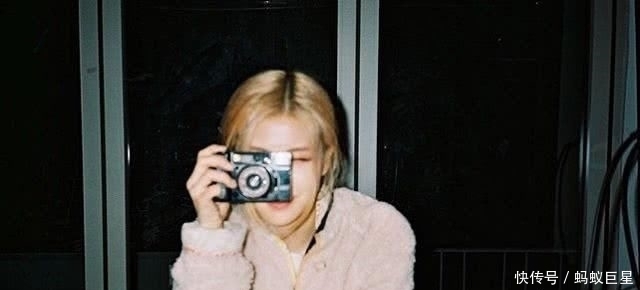  『气质』BLACKPINK的Lisa也迷上这件温暖又可爱的气质外套