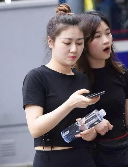  『气质』街拍：沉鱼落雁的小姐姐，一条粉色的碎花连衣裙，时尚魅力气质