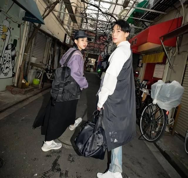 「时装周」这种撞脸+撞衫,却比情侣穿搭更放闪