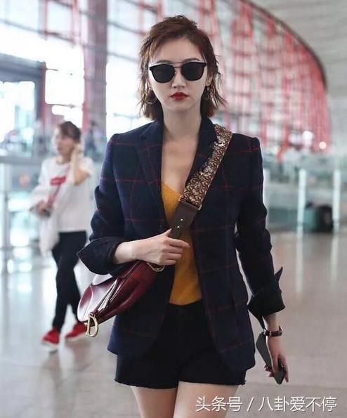 景甜街拍越来越看不懂了!运动服加羽绒包,以前的标配是爱马仕!