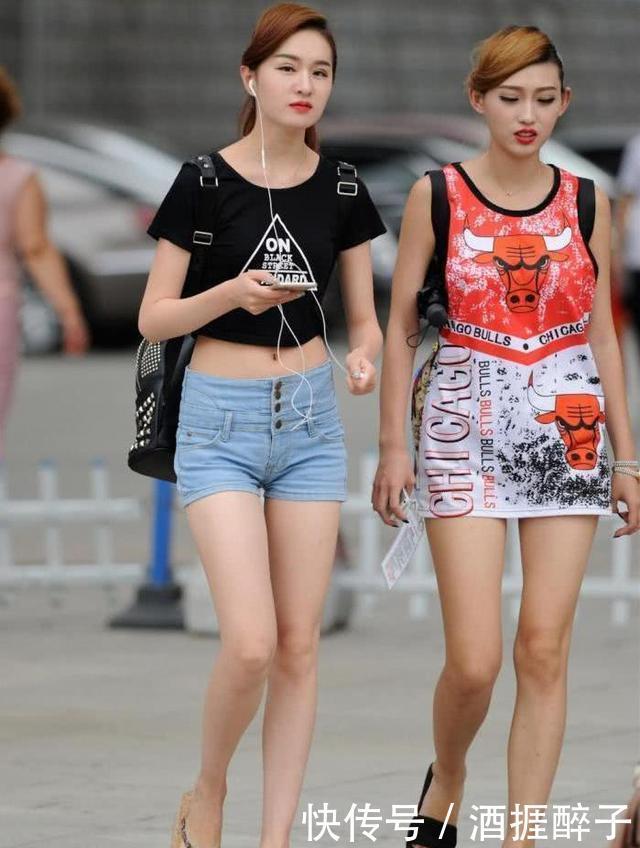 微笑|街拍气质靓丽的短发美女,搭配紧身牛仔裤,带着阳光般的微笑