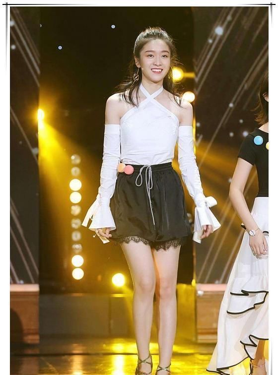 张雪迎被抓拍样貌崩坏，网友：这一脸油，和平时照片里是同个人？