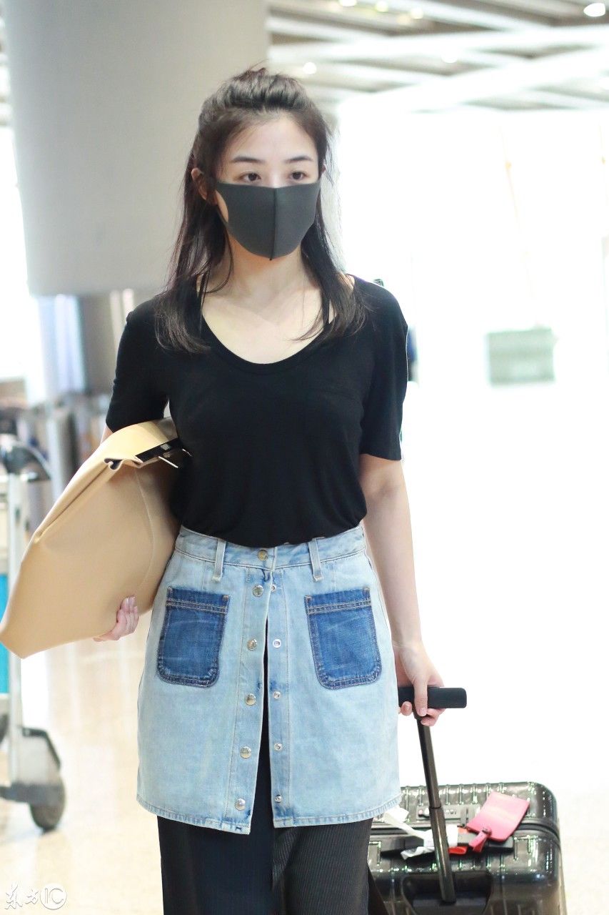 张含韵口罩遮面穿黑色T恤现身机场，下半身的时尚打扮让人看不懂
