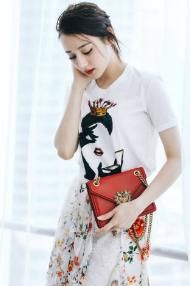 迪丽热巴又穿印花裙,肤白貌美太娇美,好身材尽显更是没话说!