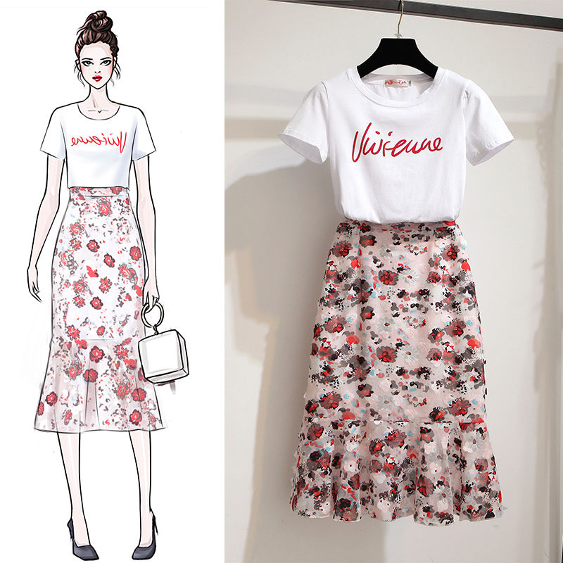 公司秘书穿上鱼尾裙勾勒出性感有致的曲线，成了全公司的焦点