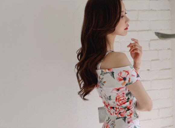 女神孙允珠，国色天香繁盛牡丹染墨吊带裙