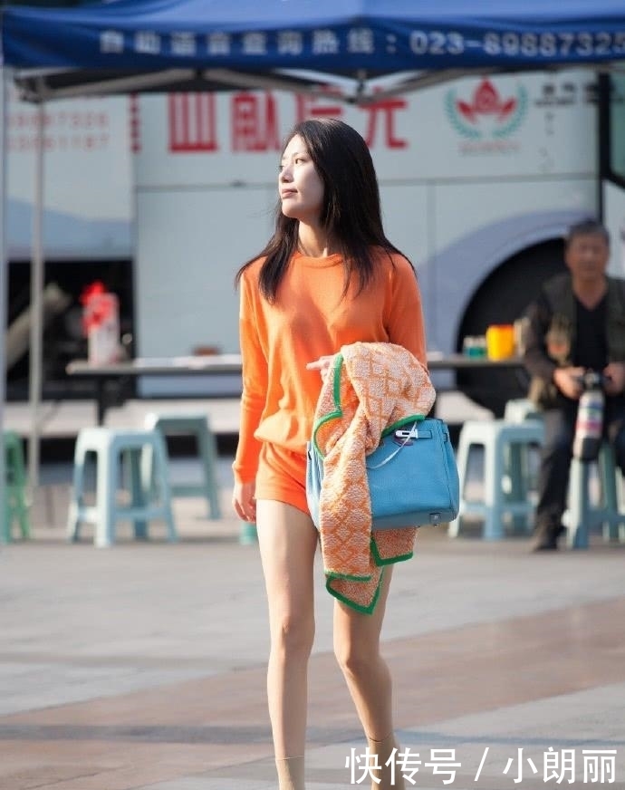 打扮|街拍:辣妈这一身橙装打扮,真的是美不胜收!