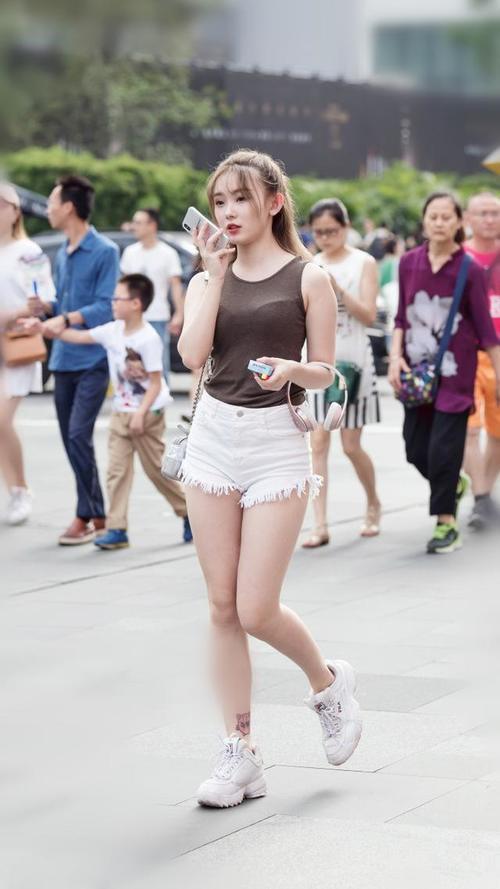 路人街拍：小姐姐们各种清凉装扮，小蛮腰大长腿好身材尽显！