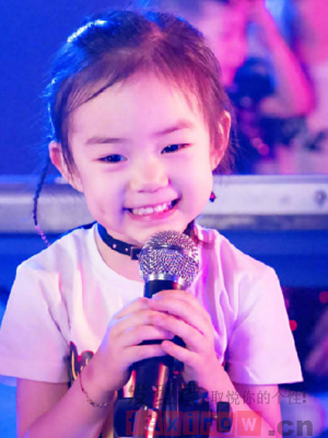 戚薇女儿lucky可爱发型 长大后我就成了你