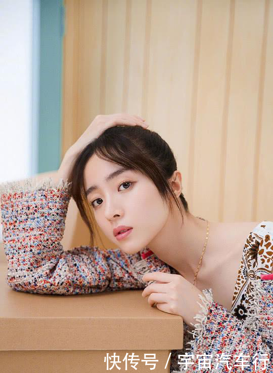 胡冰卿短裤反穿扮另类，内搭红色泳衣让人费解：上厕所要脱光光？