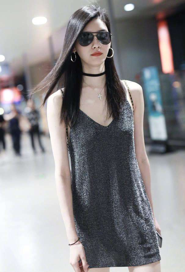 奚梦瑶这衣服缩水的太严重了吧, 确定不是偷穿小学生的衣服?