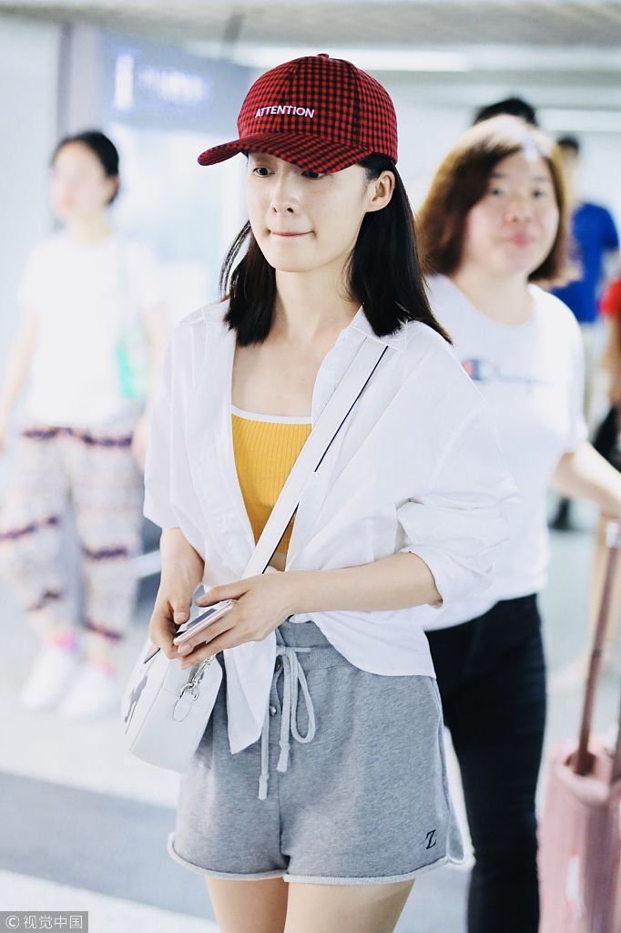 李沁衬衫打结穿运动短裤露“筷子腿”  素颜唇红齿白边走边揉鼻子