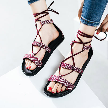 百搭俏皮感凉鞋，气质透着光，轻龄清爽，微微一脚很倾城