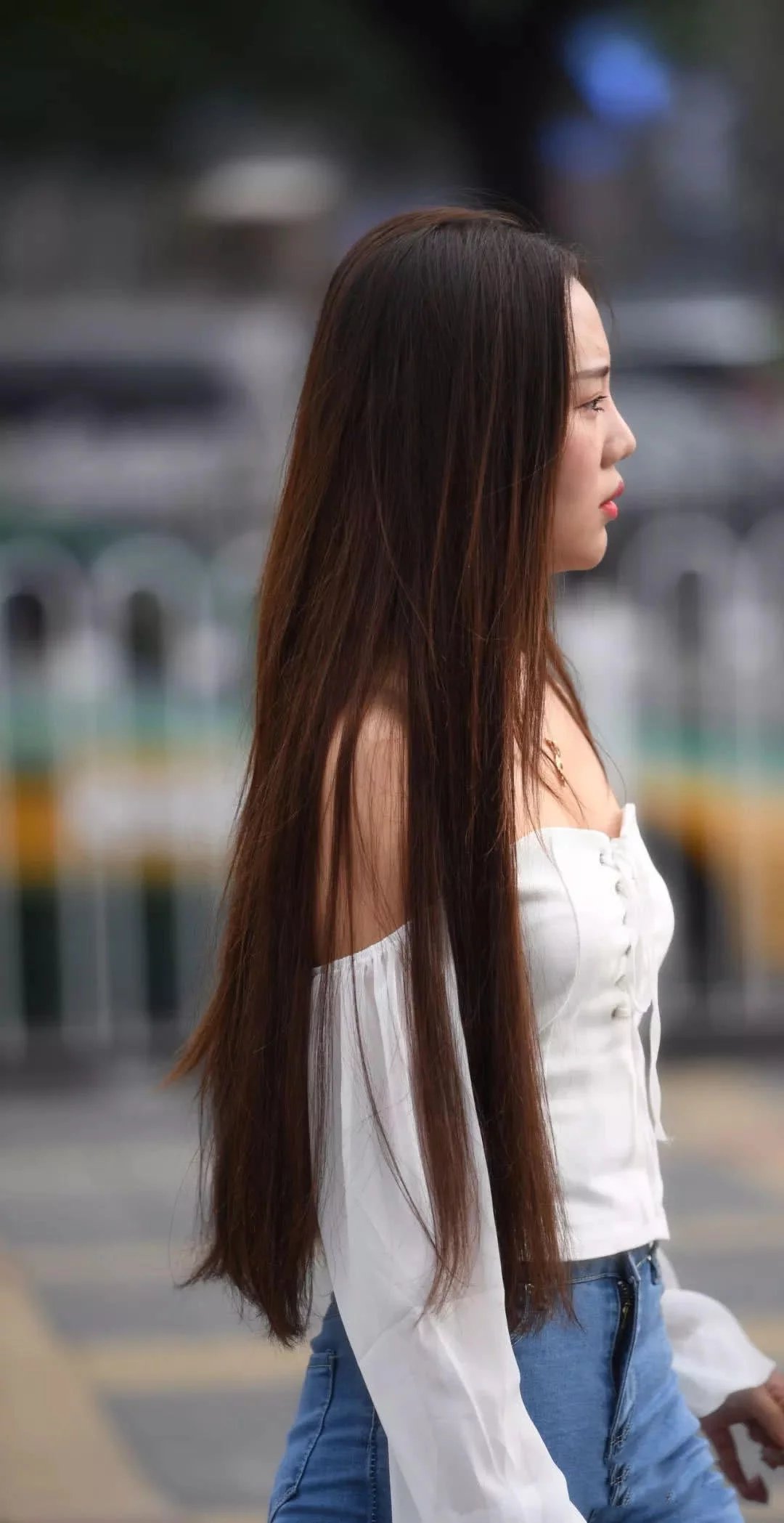 街拍：俏皮可爱的白色一字肩小姐姐，近深蓝色牛仔裤最亮眼